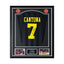 Vooraanzicht van een zwart Manchester United 1994-1996 uitshirt, gesigneerd door Eric Cantona op geel rugnummer 7, ingelijst in een zwart-zilveren Deluxe Frame met twee actiefoto's.