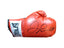 Detailfoto van een rode Everlast bokshandschoen met handtekening van Floyd Mayweather Jr., inclusief zichtbaar Everlast-logo en authenticiteitssticker.