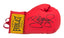 Detailfoto van een rode Everlast bokshandschoen met zwarte handtekening van Manny Pacquiao en zichtbaar geel Everlast-logo.