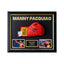 Vooraanzicht van een ingelijste rode Everlast bokshandschoen gesigneerd door Manny Pacquiao, in een zwart-gouden Deluxe Frame met twee boksfoto's.