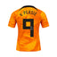 Achterkant van het officieel Nederlands elftal thuisshirt 2022-2023, met fanstijl bedrukking V. Persie en rugnummer 9, handgesigneerd door Robin van Persie.