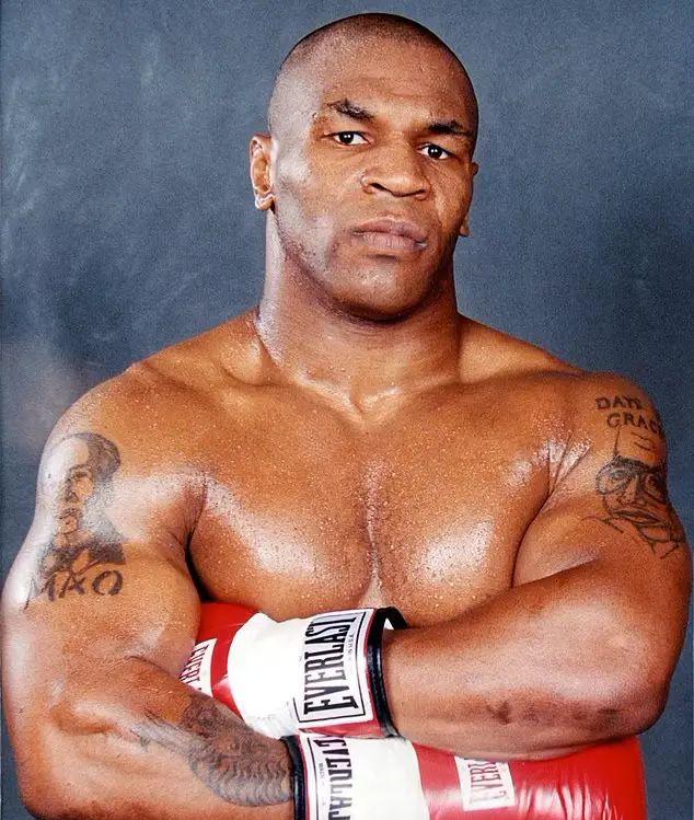 Mike Tyson boxing memorabilia collectie met gesigneerde items