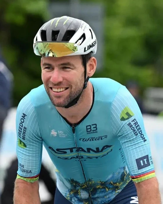 Mark Cavendish in een blauw Astana wielershirt met helm en sportbril.
