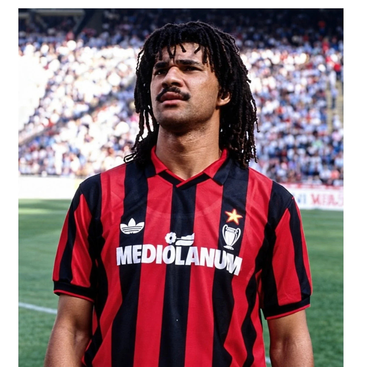 Ruud Gullit in een rood-zwart AC Milan voetbalshirt in het stadion.