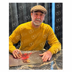 Signing proof van Éric Cantona tijdens het signeren van een gesigneerde Manchester United voetbalfoto.