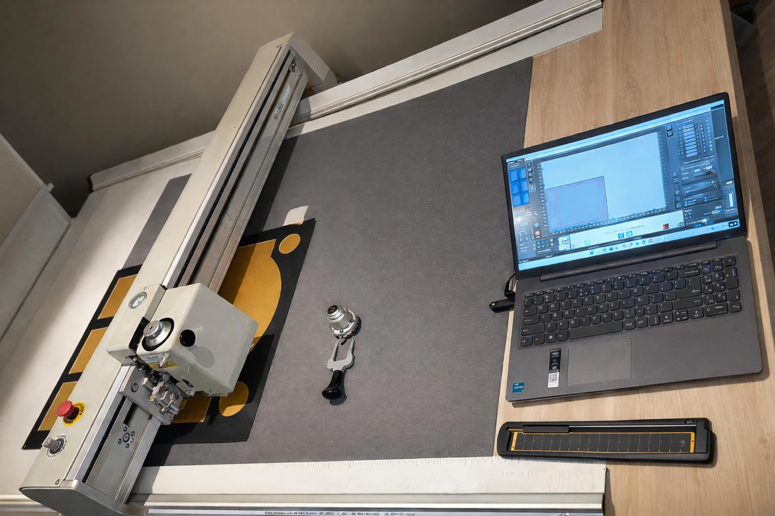 Computer-gestuurde passe-partout snijmachine voor het nauwkeurig snijden van lijsten en passe-partouts voor ingelijste sportmemorabilia.