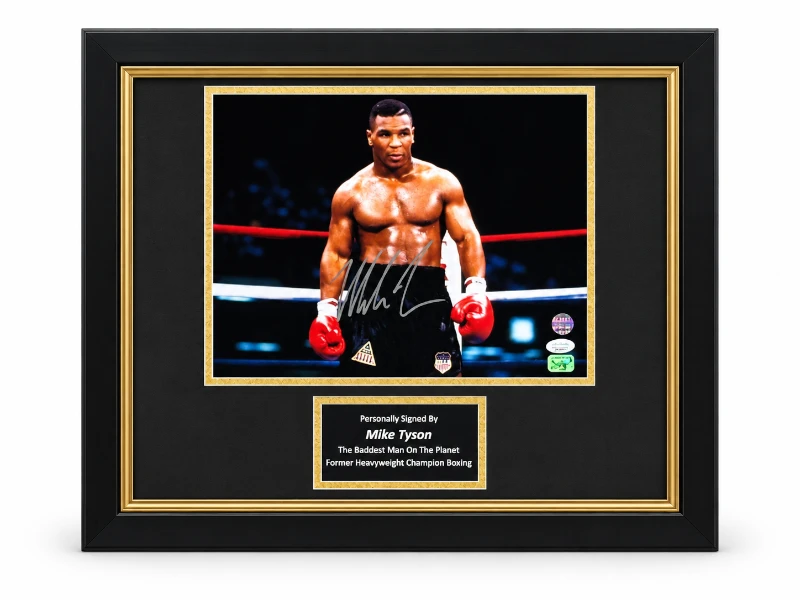Deluxe ingelijste boksfoto gesigneerd door Mike Tyson met handtekening en naamplaatje.