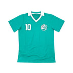 Voorkant van een groen Cosmos nummer 10 voetbalshirt met witte kraag en clubembleem.
