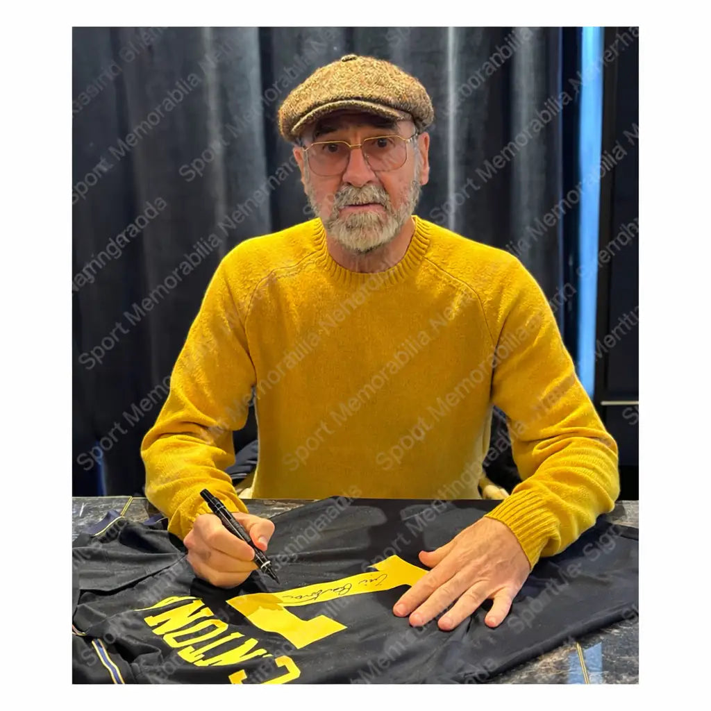 Eric Cantona Gesigneerd Manchester United Uitshirt 1994-96 Deluxe frame - Sport Memorabilia Netherlands Eric Cantona Gesigneerd Manchester United Uitshirt 1994-96 Deluxe frame Deluxe Frame Shirt  Certificaat, Eric Cantona Manchester United Gesigneerd shirt Premier League Voetbal memorab, Gesigneerd, Gesigneerd Shirt, Icon Frame, Premier League, Voetbal Memorabilia