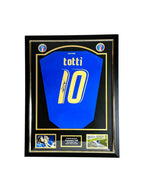 Francesco Totti Gesigneerd Italië 2024 Shirt WK 2006 Stijl - Deluxe Frame - Sport Memorabilia Netherlands