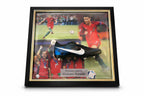 Gesigneerde voetbalschoen professioneel ingelijst in koepeldisplay