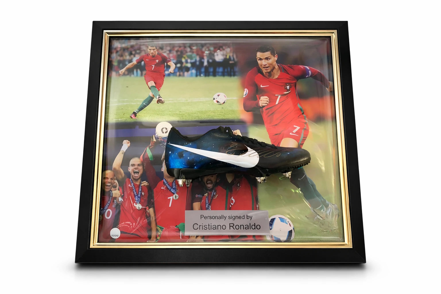 Gesigneerde voetbalschoen professioneel ingelijst in koepeldisplay