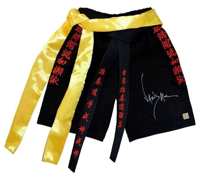 Jean-Claude Van Damme Gesigneerde Bloodsport Trunks Deluxe Frame - Sport Memorabilia Netherlands Main image