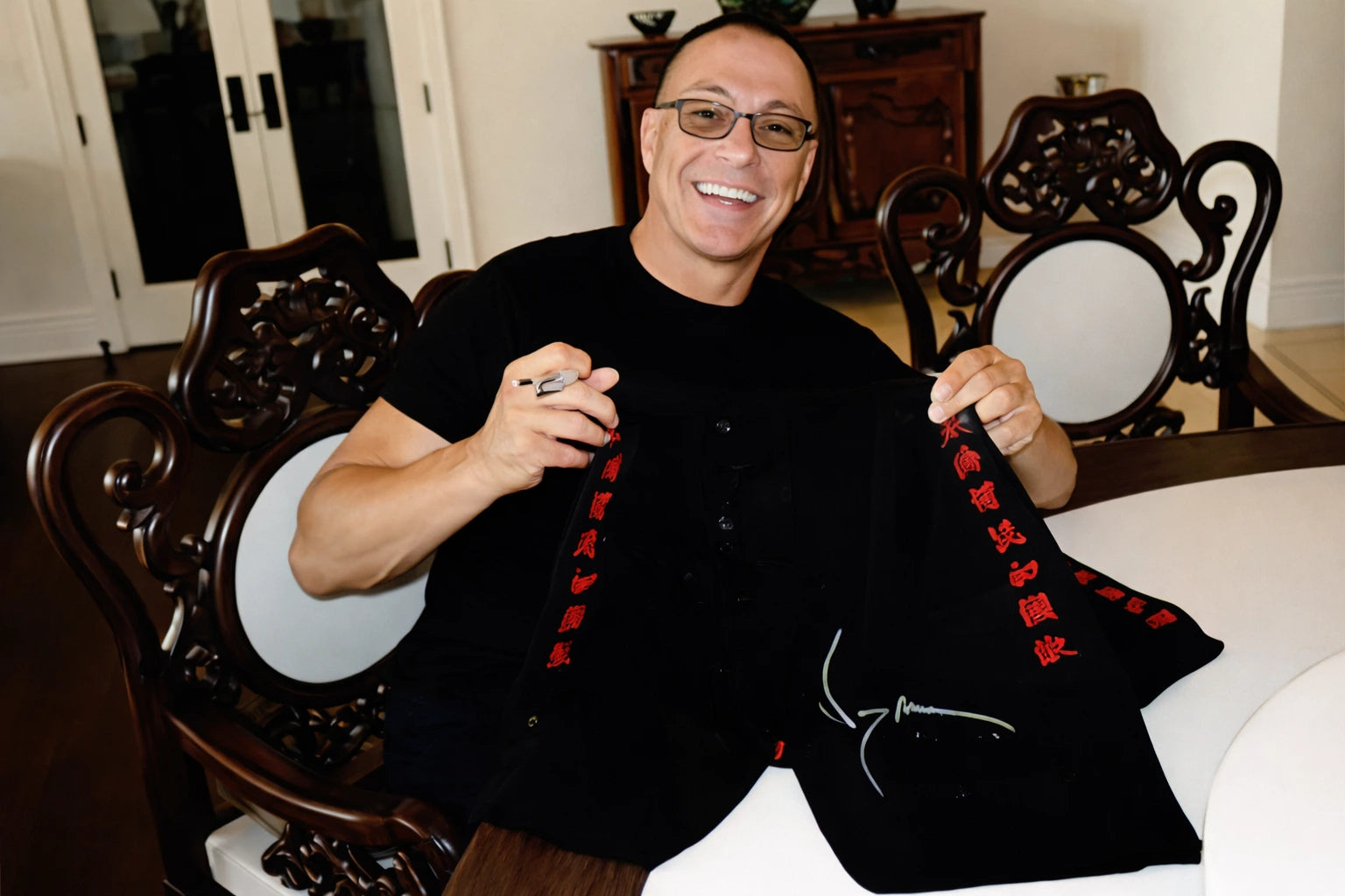 Jean-Claude Van Damme Gesigneerde Bloodsport Trunks Deluxe Frame - Sport Memorabilia Netherlands