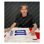 Luka Modrić Gesigneerd Kroatië Thuisshirt 2024 - Deluxe Frame - Sport Memorabilia Netherlands Luka Modrić Gesigneerd Kroatië Thuisshirt 2024 Gesigneerde Shirts  Certificaat, EURO 2024, Gesigneerd, Gesigneerd Shirt, Kroatië, Luka Modrić, Nationale Teams