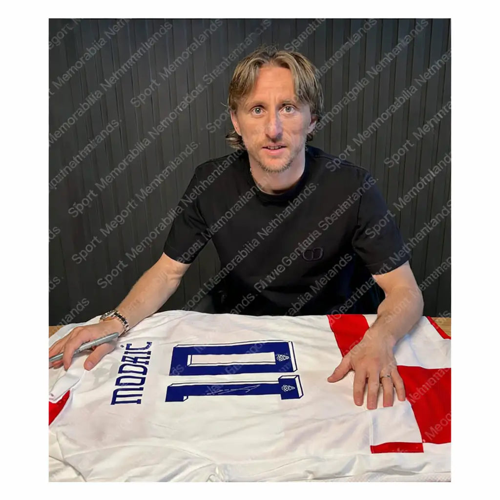 Luka Modrić Gesigneerd Kroatië Thuisshirt 2024 - Deluxe Frame - Sport Memorabilia Netherlands Luka Modrić Gesigneerd Kroatië Thuisshirt 2024 Gesigneerde Shirts  Certificaat, EURO 2024, Gesigneerd, Gesigneerd Shirt, Kroatië, Luka Modrić, Nationale Teams