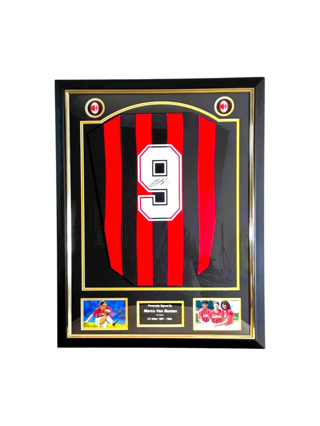 Luxe ingelijst AC Milan shirt met handtekening van Marco van Basten. Professioneel gepresenteerd met foto’s, naamplaatje en gouden passe-partout. Exclusieve sportmemorabilia voor verzamelaars en fans.