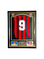 Luxe ingelijst AC Milan shirt met handtekening van Marco van Basten. Professioneel gepresenteerd met foto’s, naamplaatje en gouden passe-partout. Exclusieve sportmemorabilia voor verzamelaars en fans.