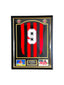 Luxe ingelijst AC Milan shirt met handtekening van Marco van Basten. Professioneel gepresenteerd met foto’s, naamplaatje en gouden passe-partout. Exclusieve sportmemorabilia voor verzamelaars en fans.