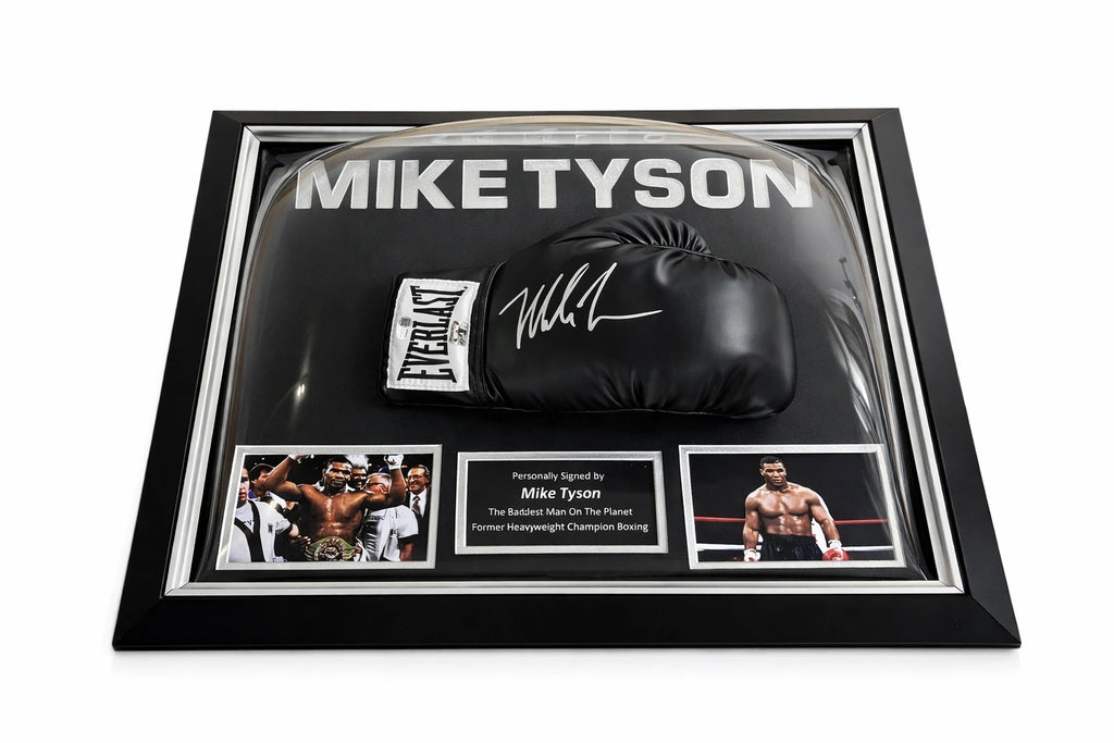 Mike Tyson Zwarte Gesigneerde Everlast Bokshandschoen Ingelijst - Deluxe Dome Display - Sport Memorabilia Netherlands