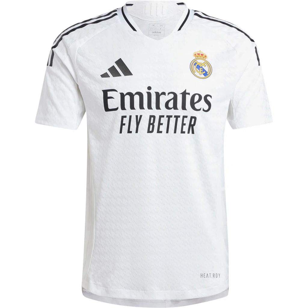 Voorkant van een wit Real Madrid Adidas voetbalshirt met Emirates Fly Better-sponsor, clublogo en zwarte schouderstrepen.