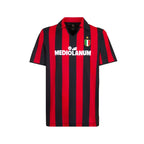 Voorkant van het officiële AC Milan 1988 retro voetbalshirt met rood-zwarte strepen, Mediolanum sponsorlogo, klassieke kraag en AC Milan clubembleem.
