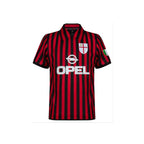 Voorkant van het AC Milan 2000 Centenary retro voetbalshirt in rood-zwart met Opel-sponsor en clubembleem.