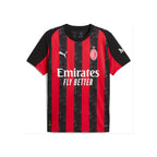 Voorkant van een rood-zwart AC Milan voetbalshirt van Puma met Emirates Fly Better-sponsor en clublogo.