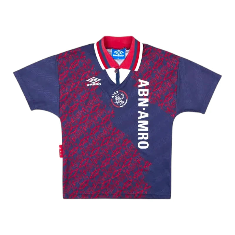 Voorkant van het Ajax uitshirt 1994/1995 van Umbro, donkerblauw voetbalshirt met rood patroon, ABN AMRO-sponsor, Ajax-clublogo en rood-wit-blauwe kraag.