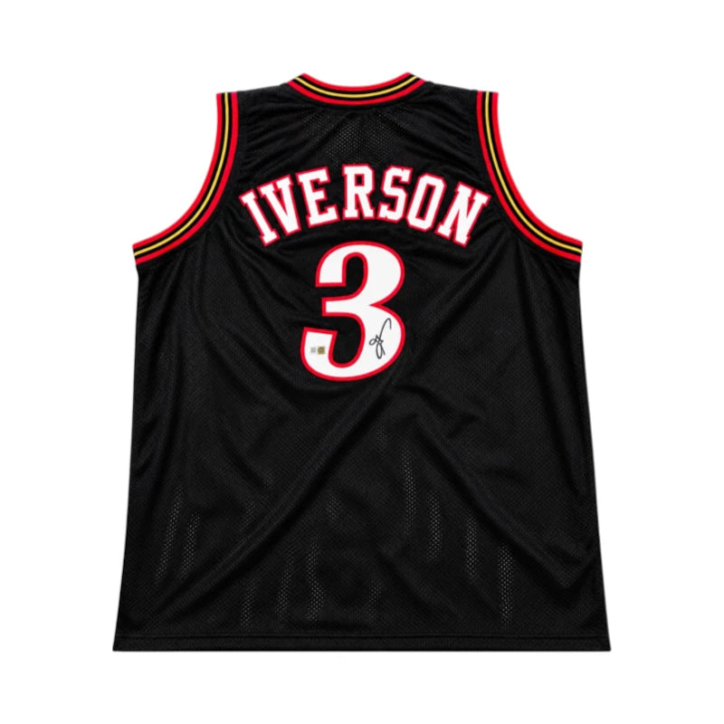 Allen Iverson gesigneerd zwart basketbalshirt met rugnummer 3, achterkant met handtekening