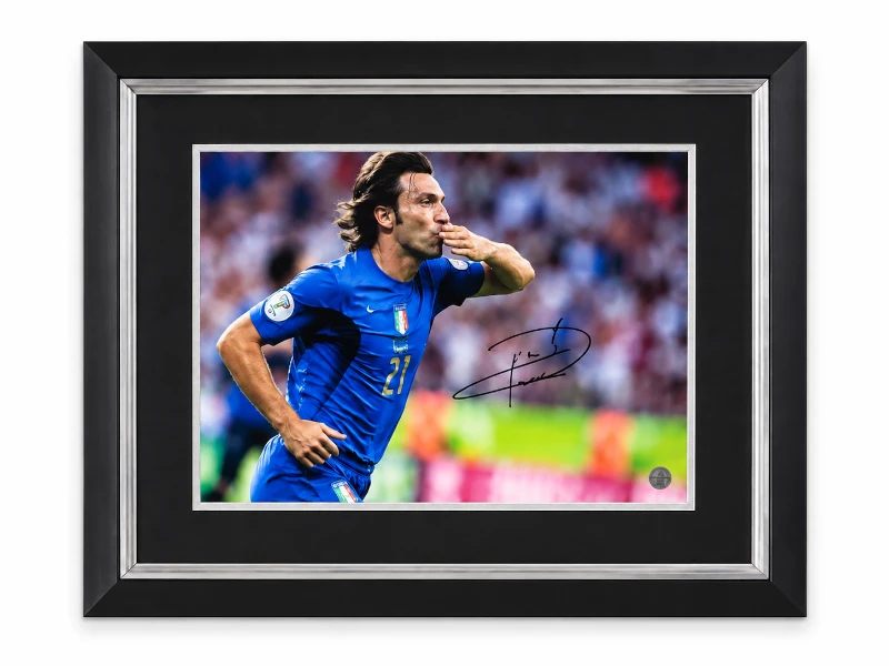 Deluxe ingelijste Italië-foto gesigneerd door Andrea Pirlo met handtekening en naamplaatje.