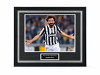 Deluxe ingelijste Juventus-foto gesigneerd door Andrea Pirlo met handtekening en naamplaatje.