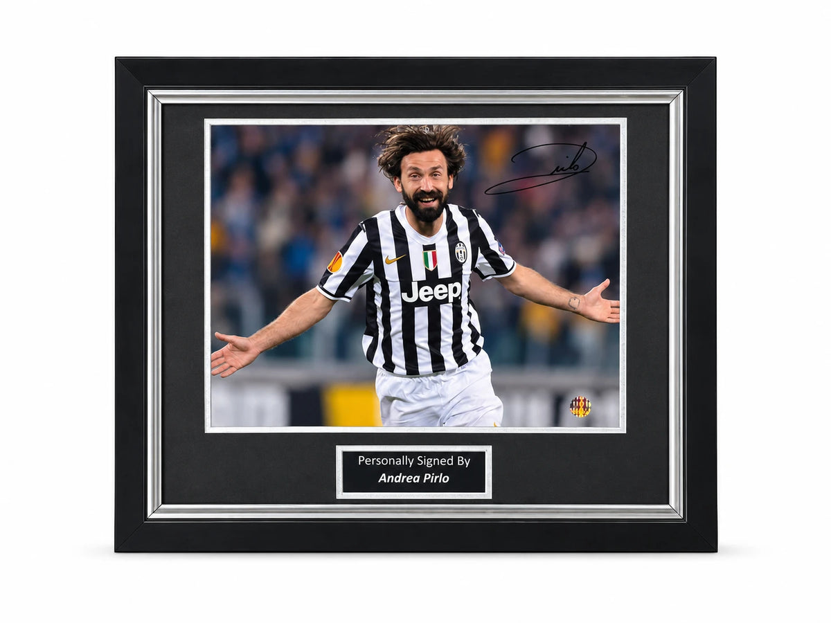 Deluxe ingelijste Juventus-foto gesigneerd door Andrea Pirlo met handtekening en naamplaatje.