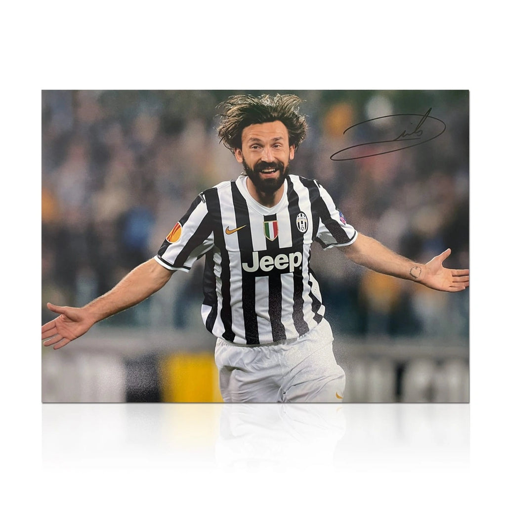 Gesigneerde liggende voetbalfoto van Andrea Pirlo in actie voor Juventus.