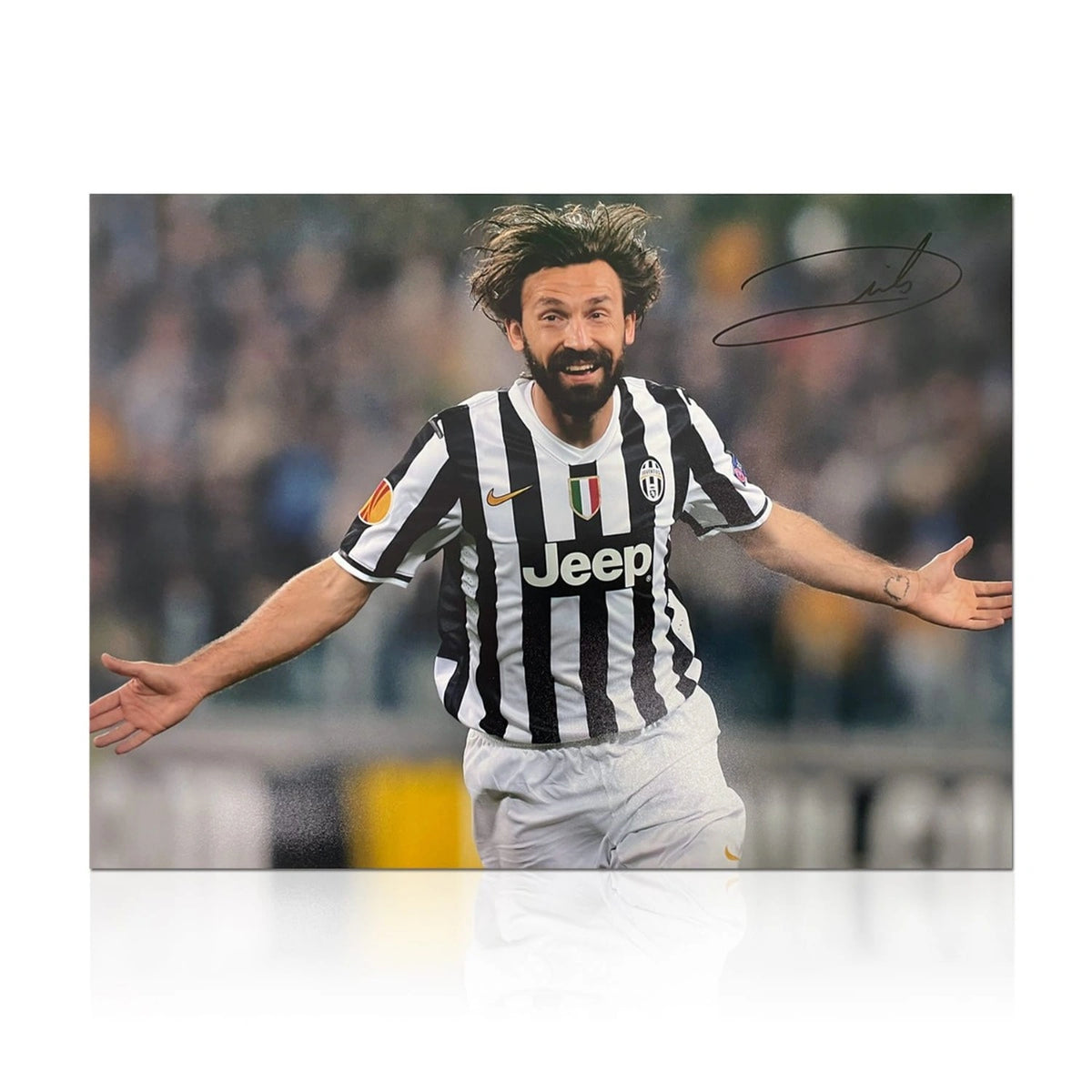 Gesigneerde liggende voetbalfoto van Andrea Pirlo in actie voor Juventus.