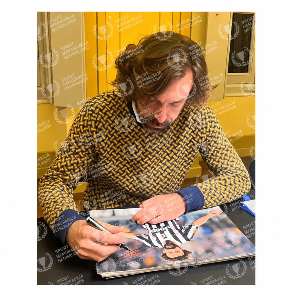 Signing proof van Andrea Pirlo tijdens het signeren van een gesigneerde Juventus voetbalfoto.