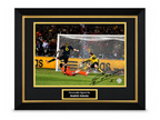 Deluxe ingelijste Spanje-foto gesigneerd door Andrés Iniesta met doelmoment, handtekening en naamplaatje.