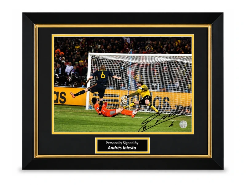 Deluxe ingelijste Spanje-foto gesigneerd door Andrés Iniesta met doelmoment, handtekening en naamplaatje.
