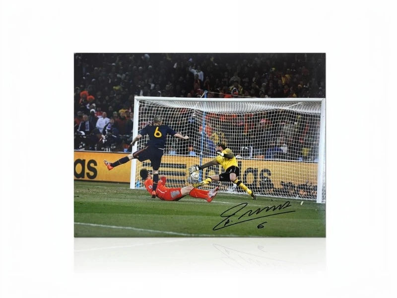 Gesigneerde liggende voetbalfoto van Andrés Iniesta bij zijn beslissende WK-doelpunt voor Spanje.