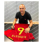 Foto van Andrés Iniesta tijdens het signeren van een Spanje voetbalshirt. Authentiek gesigneerd memorabilia met certificaat – Sport Memorabilia Netherlands.