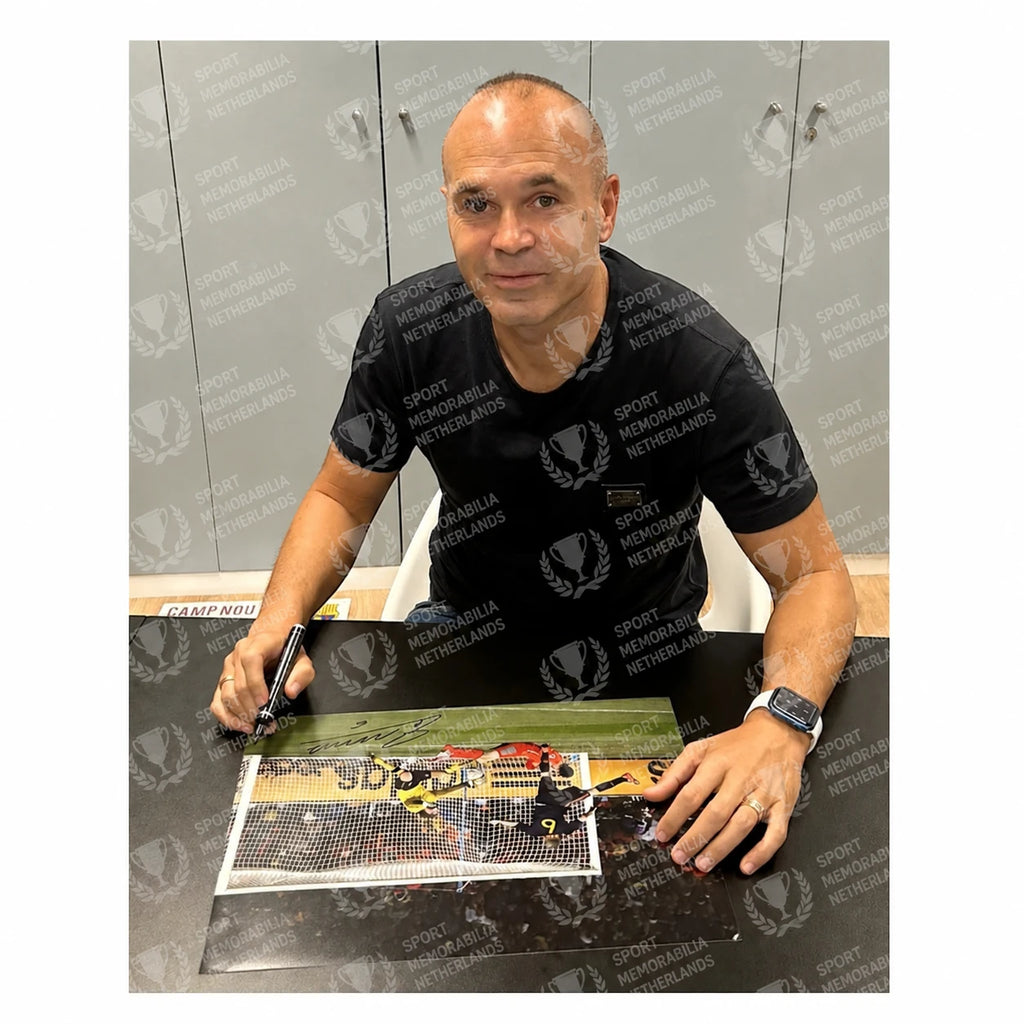 Signing proof van Andrés Iniesta tijdens het signeren van een gesigneerde Spanje WK-voetbalfoto.