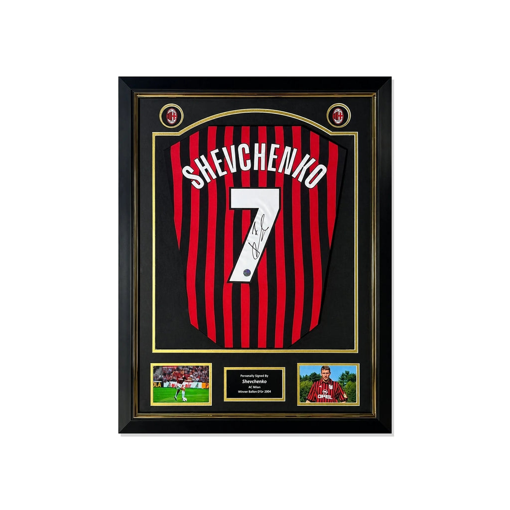 Deluxe ingelijst AC Milan nummer 7 voetbalshirt gesigneerd door Andriy Shevchenko met actiefoto’s en naamplaatje.