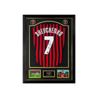 Deluxe ingelijst AC Milan nummer 7 voetbalshirt gesigneerd door Andriy Shevchenko met actiefoto’s en naamplaatje.