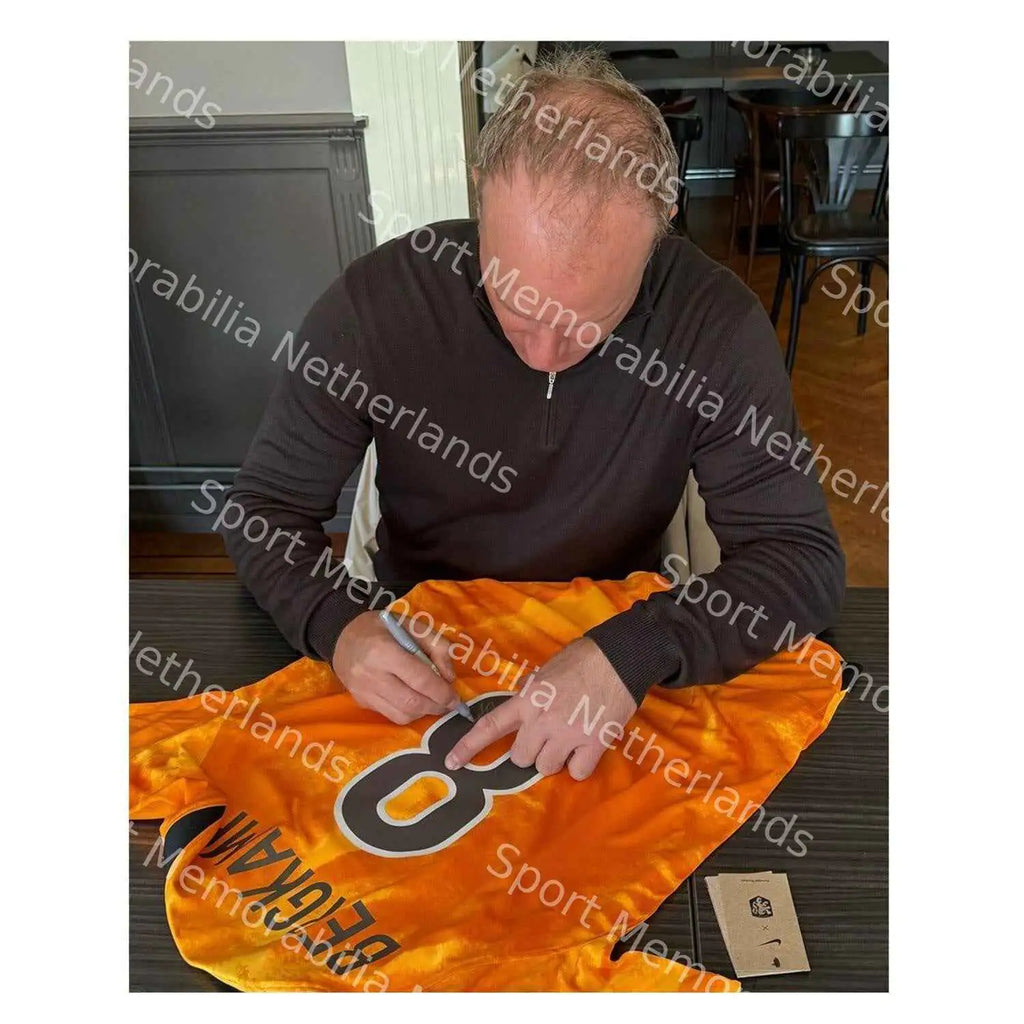 Dennis Bergkamp Gesigneerd Holland 2022-23 Voetbalshirt met Icon Frame en Foto Kopen - Uniek Collectie_ITEM - Sport Memorabilia Netherlands