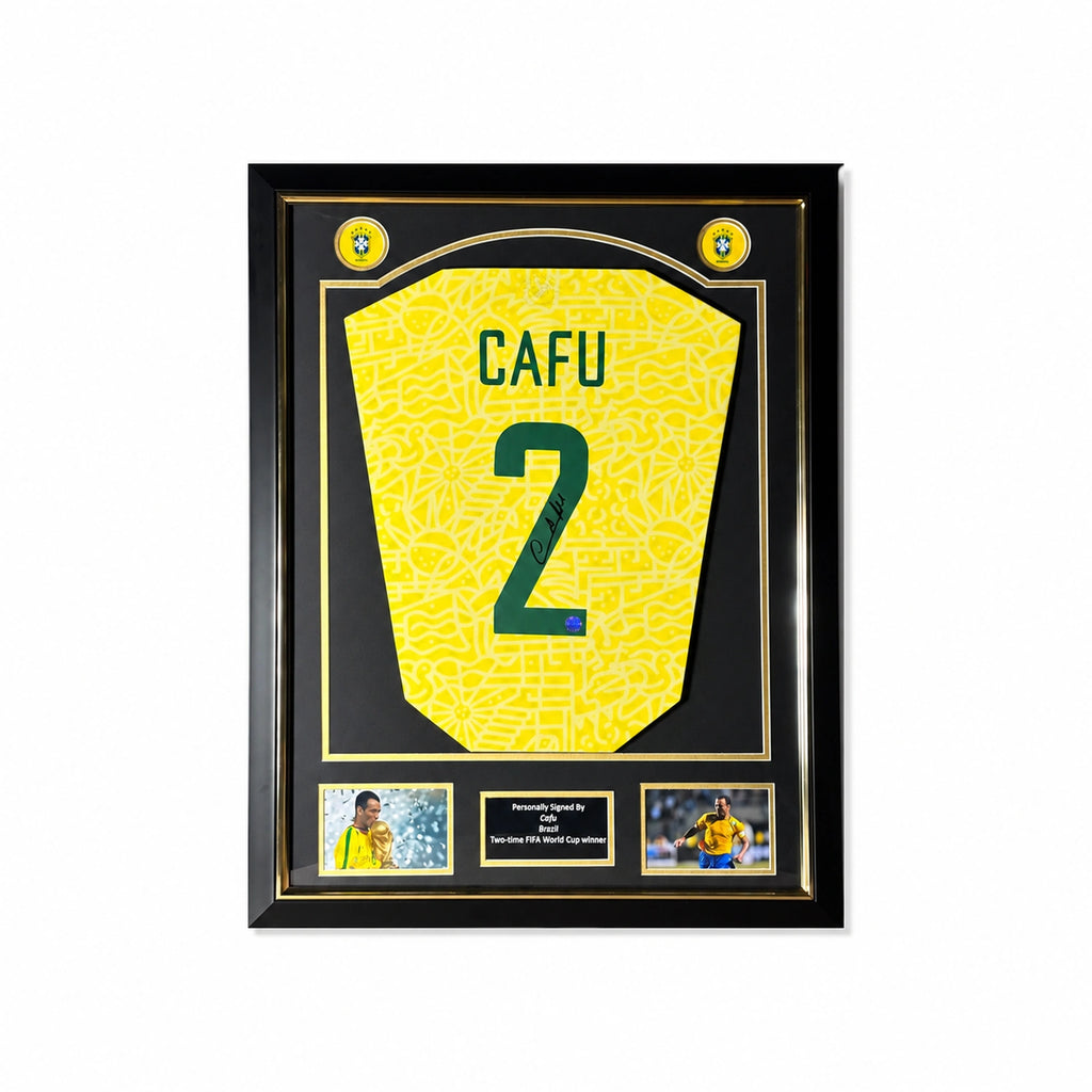 Deluxe ingelijst Brazilië nummer 2 voetbalshirt gesigneerd door Cafu met actiefoto’s en naamplaatje.