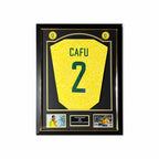 Deluxe ingelijst Brazilië nummer 2 voetbalshirt gesigneerd door Cafu met actiefoto’s en naamplaatje.