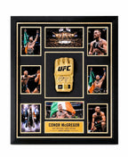 Ingelijste gouden UFC-handschoen gesigneerd door Conor McGregor met foto’s en naamplaat.