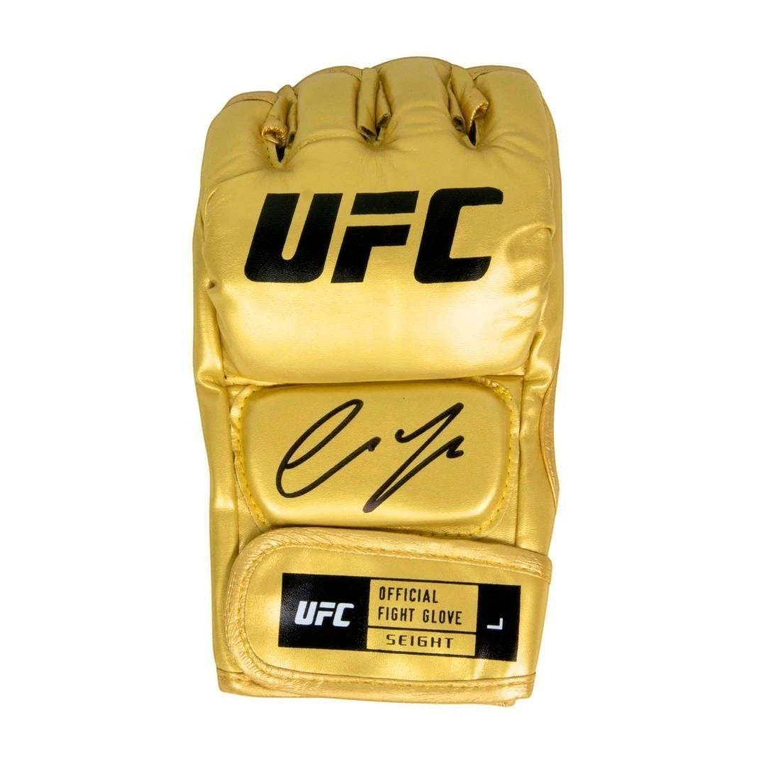 Voorkant van een gouden UFC-handschoen gesigneerd door Conor McGregor met zwart UFC-logo.