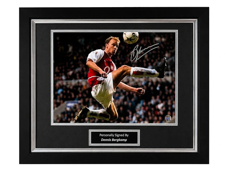 Deluxe ingelijste Arsenal-actiefoto gesigneerd door Dennis Bergkamp met handtekening en naamplaatje.
