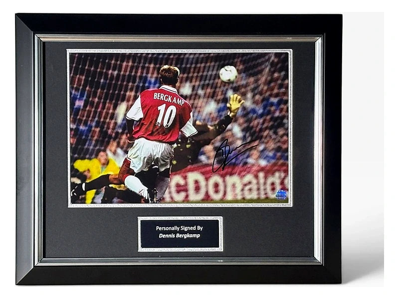 Deluxe ingelijste Arsenal-foto gesigneerd door Dennis Bergkamp met rugnummer 10, handtekening en naamplaatje.